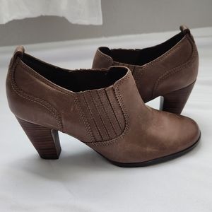 CLARKS Artisan Active Air 3" Heel Brown Leather Low Booties Shoeties